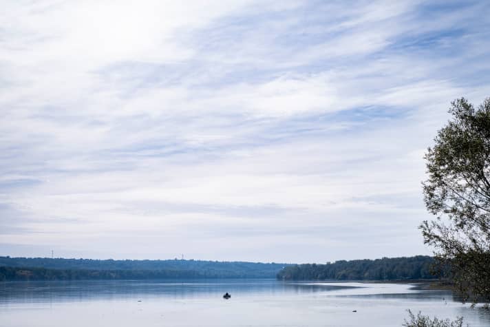 Breit: die Donau südlich von Apatin in Serbien