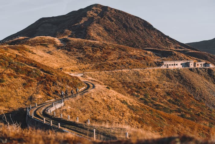 Brenner border ridge from south to north: This has the advantage that you can ride downhill on the only legal trail to the Sattelbergalm.