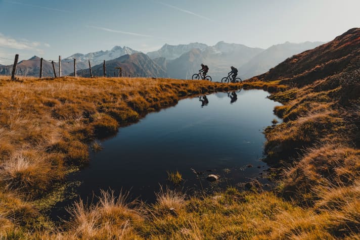 Vier-Tage-Tour durch Tirol: Urige Hütten, legale Trails und atemberaubende Gipfelriesen – von Innsbruck bis zum Brenner-Grenzkamm.