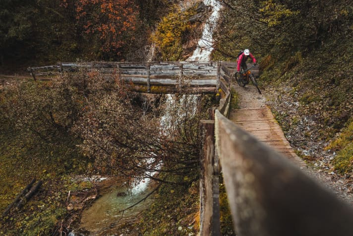 The Sunnseitn Trail winds its way along the 2000 metre mark for over 10 kilometres. From one hut to the next before it dips below the tree line again, as here.