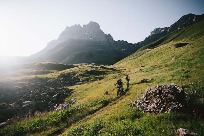 The descent from the Chaukhi Pass becomes increasingly flowy. Unfortunately, in our euphoria, we miss the right path junction.