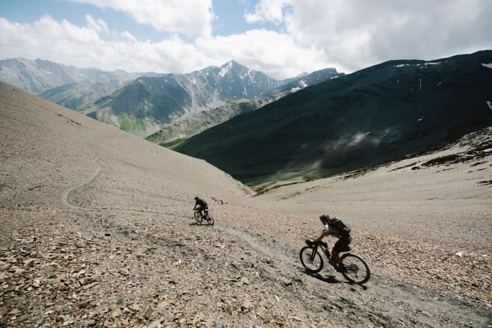 Auf hochalpin-steinig folgen in Georgien immer die grasgrünen Flanken. Wald gibt es nur ganz unten.