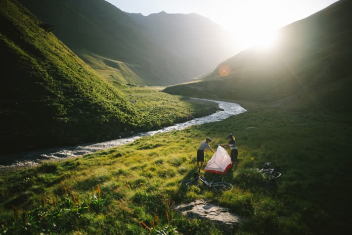 Idyllic campsite on the way down to Ornalo. However, there shouldn't be a thunderstorm at night. Then the friendly stream here could quickly turn into a monster.