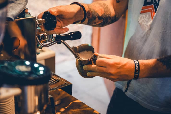 Coffee break is the order of the day: barista service at the Gravel Camp - until the grinder runs hot.