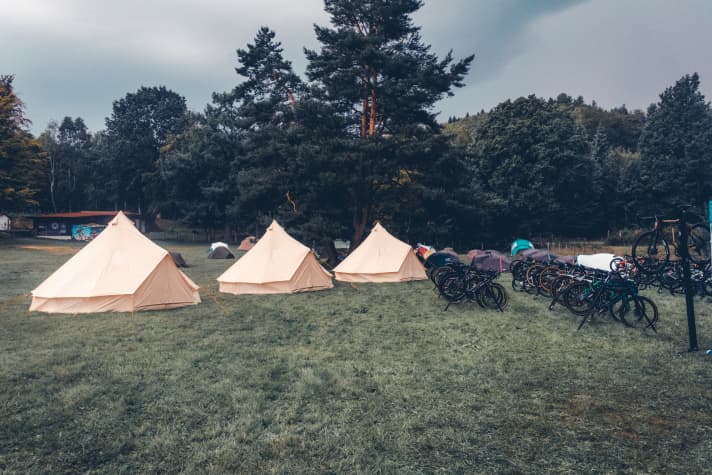 Zeltwiese und Fahrradparkplatz