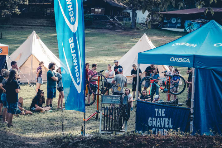 Tubeless-Workshop - Schwalbe's beach flag still shows their old logo, the new brand design was presented this year at Eurobike, the changeover is happening step by step.