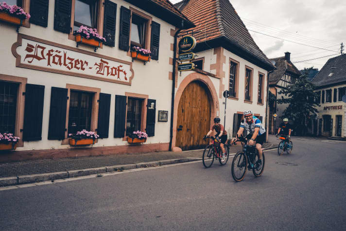 Finally, I find two fellow cyclists, Volker and Elmar, for the 55-kilometre loop with the beautiful name "Reblaus".