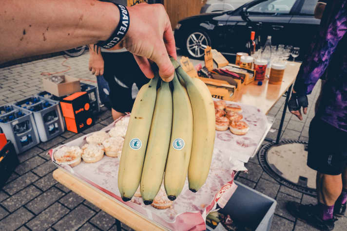 Fruit is also a must. In addition to bananas, there are apples and more.