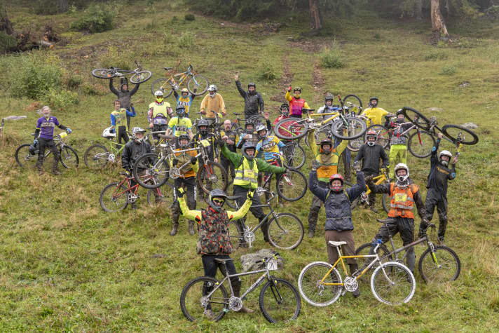 Despite the miserable weather, the downhill race was a successful start. Everyone was happy at the group photo after the race.