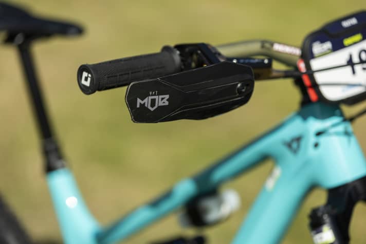 "Handguards are underestimated: because I can hold on tight on overgrown trails. I can even imagine that they protect me if I hit a tree, because it dissipates the force. A nice side effect in winter: They protect you from the cold," says Texi