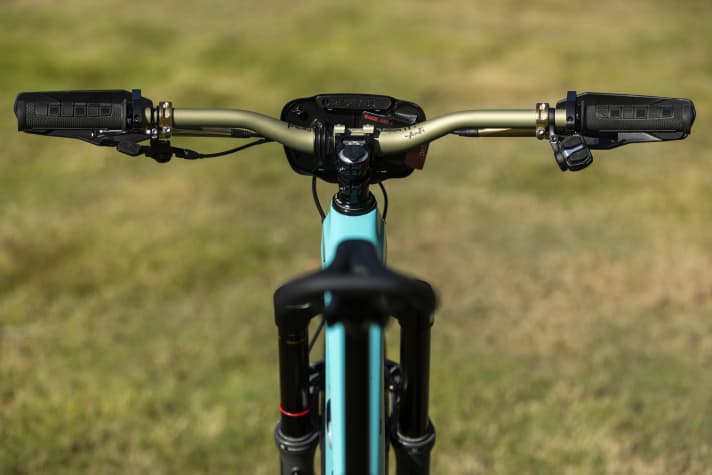 Not a fan of wide 800 mm handlebars. Texi relies on a 760-millimetre aluminium handlebar with a 50-millimetre stem.