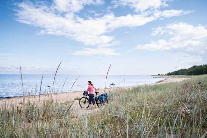 Der Sandstrand lässt auf ein Bad hoffen, doch die Ostsee ist hier flach wie ein Kuchenteller.