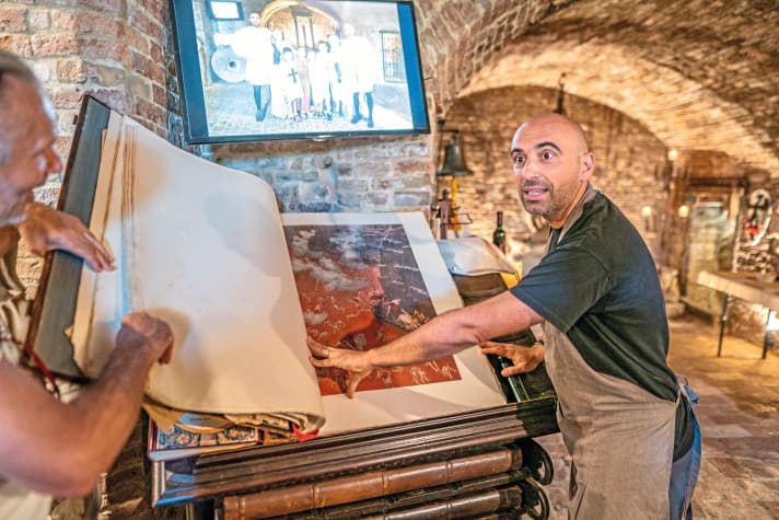 At the Formaggio Pecorino die Fossa cheese dairy, you can find out everything you need to know about the tradition and production of Fossa cheese