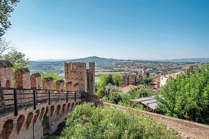 Lohnt einen Besichtigungsstopp: Das Castello Gradara mit seinen massiven Mauern wurde 1150 von der Adelsfamilie De Griffo errichtet
