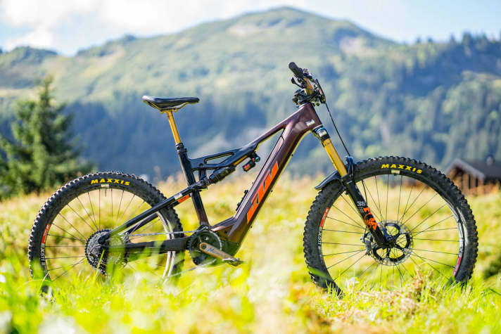 KTM ist Bike-Sponsor des Miranda Factory Teams. Das KTM Macina Prowler hat 180 / 170 mm Federweg und steht auf Mullet-Laufrädern. Pombo fährt bei 171 cm Körpergröße den Rahmen in Größe L.