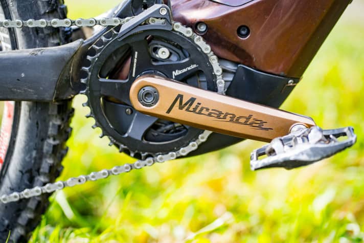 Die Miranda Kurbeln fallen mit 155 mm sehr kurz aus - das bringt Bodenfreiheit in technischen Anstiegen.