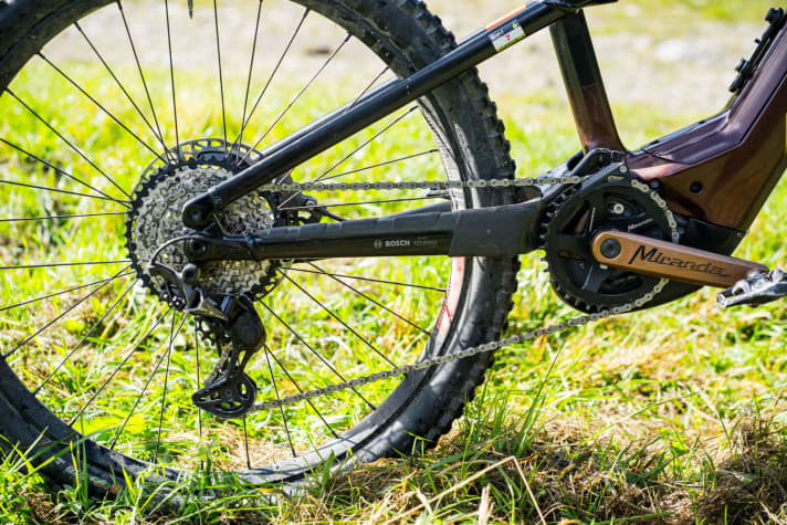 According to Pombo, the small XT 12-speed cassette with 10 - 45 teeth is more robust than its counterpart with a 51-tooth sprocket. The short cage of the rear derailleur should also prevent defects.