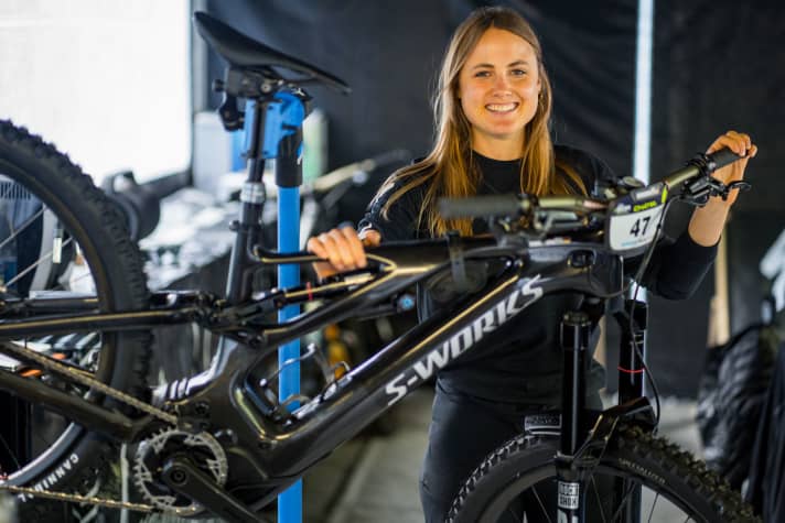 Power-Paar: Sofia Wiedenroth setzt ihr Specialized Turbo Levo in beiden E-Racing-Disziplinen ein - Cross Country und Enduro.