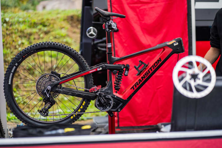 Mit 23,1 Kilo dürfte Yannick Pontals Transition Repeater PT das leichteste Bike in der Boxengasse der EDR-E-Rennserie sein.
