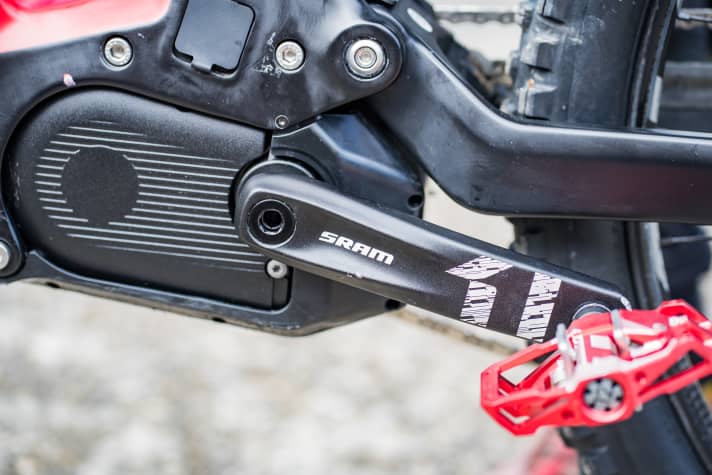 Der Sram Powertrain-Antrieb basiert auf dem Brose Drive S Mag. Dank des satten Drehmoments von 90 Newtonmetern kann Pontal ganz entspannt 150 Millimeter kurze Kurbeln montieren.