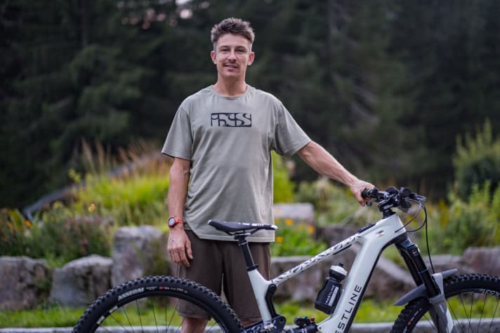 The 35-year-old New Zealander has been riding in the Downhill World Cup for what feels like an eternity and inspires with his eye-catching riding style.