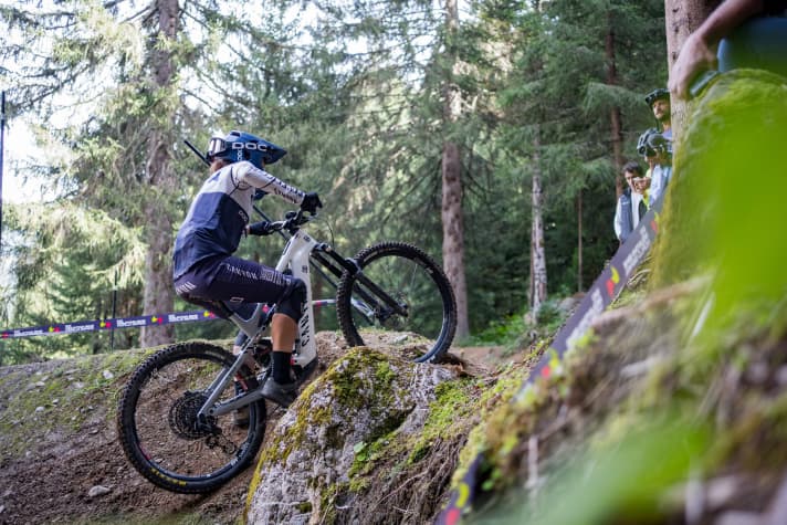 An kniffeligen Schlüsselstellen im Uphill hilft der Extended Boost des Bosch CX Race. Außerdem haben die Schwaben für die E-Racing-Profis ein aggressives Software-Setup entwickelt.