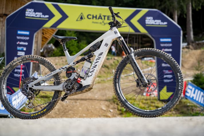 Ines focusses on performance with her Strive:On. With heavy downhill tyres and 220 mm brake discs, her race enduro bike is somewhat heavier than the standard Canyon version.