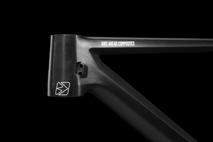 Without paint: The finest carbon fibres should also be visible.