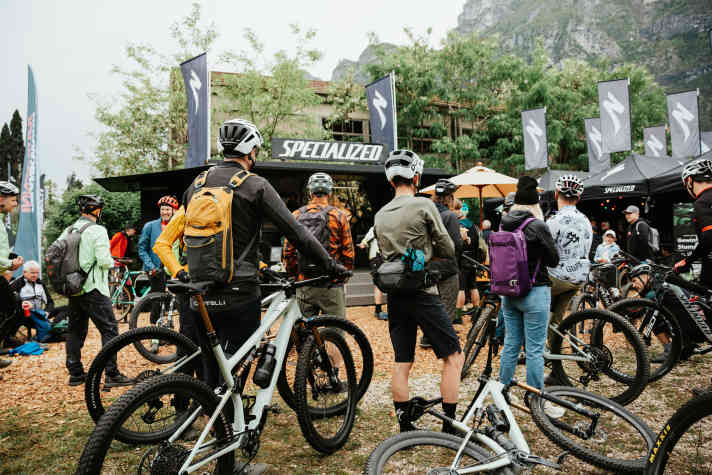 Neben Specialized sind diverse andere namhafte Hersteller mit ihren Produkt-Highlights und Test-Bikes auf dem Gelände vertreten.