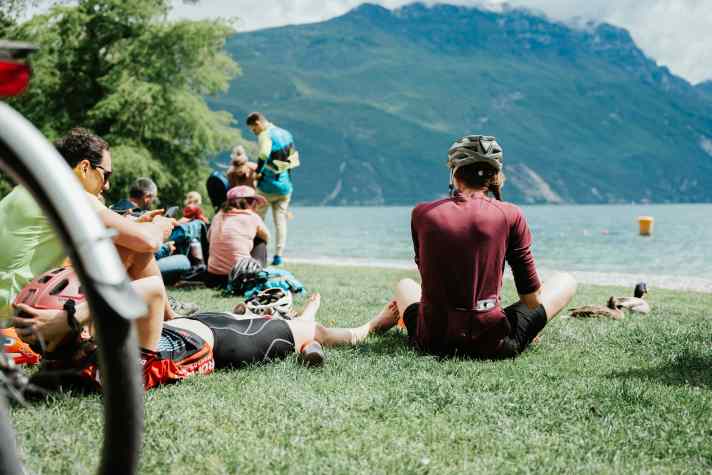 Chilling out by the lake is of course also possible.