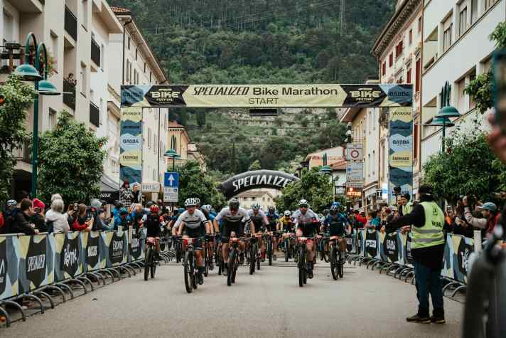 Der Marathon ist für Hobby- und Profifahrer/innen eines der Highlights des Bike Festivals in Riva.