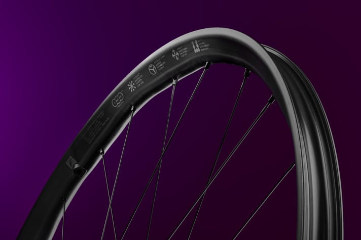 Die Felge kommt in 28 Millimeter Breite und soll Reifen bis 2,4 Zoll sauber abstützen