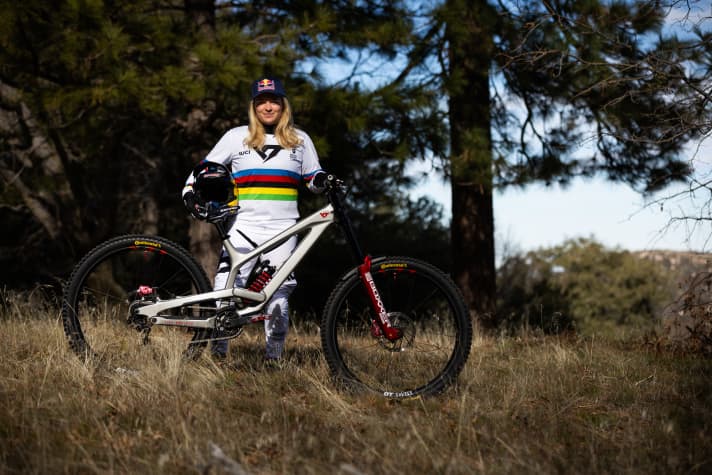 Vali Höll matured into a World Cup rider on a YT TUES and won two world championship titles in the junior category. Now the Austrian is back in the YT mob.