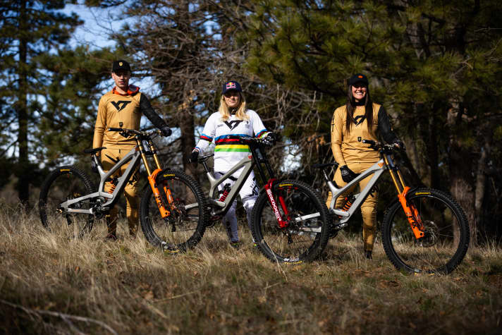 Oisin O’Callaghan, Valentina Höll und Sian A’hern gehen 2024 für den YT Mob im Downhill Worldcup an den Start.