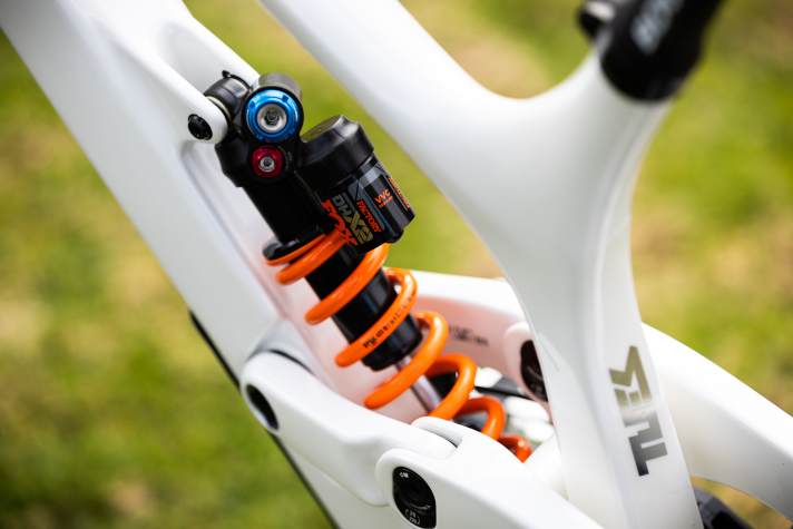 Well thought-out suspension: The rear suspension of the YT Tues manages the balancing act between traction and pop, between comfort and pleasant counter-pressure.