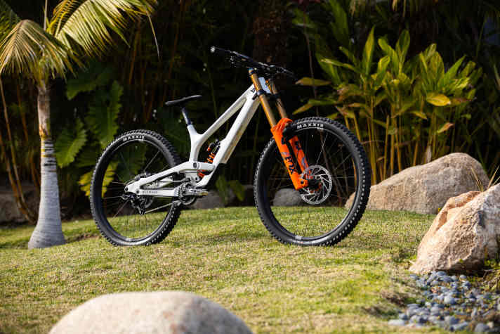 Finegetuned: das neue YT Tues Mark 4 in der Top-Version Core 4 für 5999 Euro.