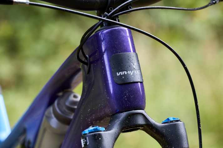 The Whyte Elyte Evo can be ordered with classic cable routing or with cable routing through the headset.