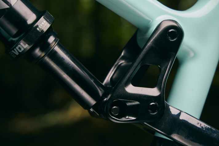 Über den Ride-4-Flipchip in der Dämpferwippe können Geometrie und Kinematik in zwei Stufen angepasst werden. Außerdem hat das Bike einen Offset-Steuersatz für mehr oder weniger Reach.