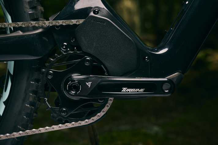Statt der Kurbel direkt treibt der Dyname-Antrieb eine vorgeschaltete Umlenkrolle an. Im Instinct Powerplay SL steckt die Light-Version des Rocky Motors. Mit 2,26 Kilo gut ein Kilo leichter als der Power-Antrieb der Kanadier.