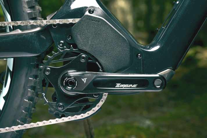 Statt der Kurbel direkt treibt der Dyname-Antrieb eine vorgeschaltete Umlenkrolle an. Im Instinct Powerplay SL steckt die Light-Version des Rocky Motors. Mit 2,26 Kilo gut ein Kilo leichter als der Power-Antrieb der Kanadier