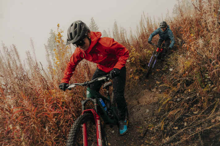 So autumn can come: With a rain jacket and rain trousers, the wet bushes are no match for you.