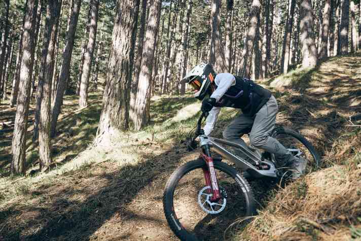 We would have preferred to test the Bikepark in the bike park instead of on enduro trails and on Mount Etna. Nevertheless, there is something to be said about the Ghost Poacha.