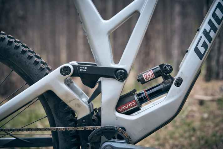 The Vivid shock is positioned above the bottom bracket for a low centre of gravity.