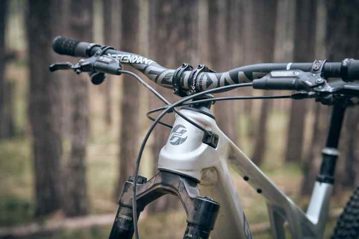 Big can of cola: The massive head tube is striking. Incidentally, you can also fit a double bridge fork here. For a higher front, the Poacha would also suit handlebars with more rise.