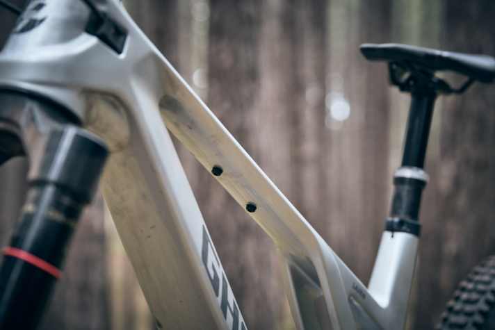 Practical screw-on points in the bottle cage standard make it possible to carry tools, spare tubes or customised accessories directly on the frame.