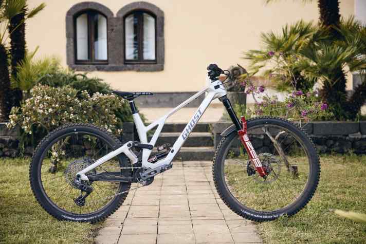 Ghost Poacha, Carbon. Ab 6499 Euro. Gewicht: “18,1 Kilo glaub ich”, sagt Korbi.