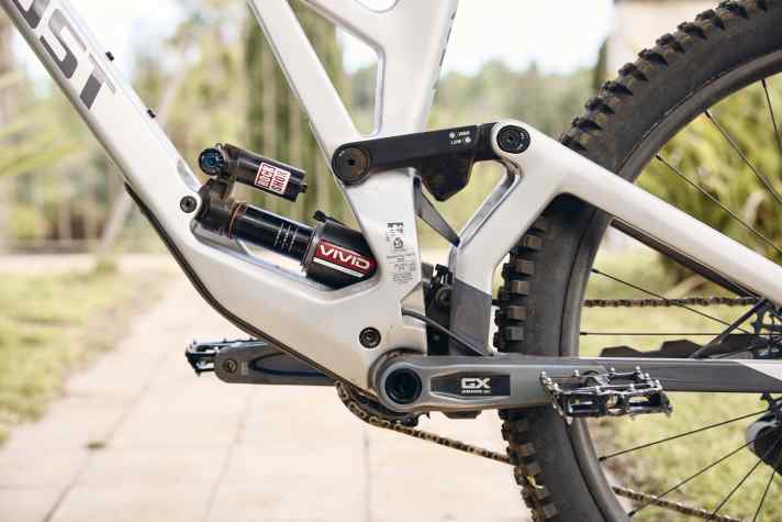 180/180 millimetres of suspension travel define the freeride category.
