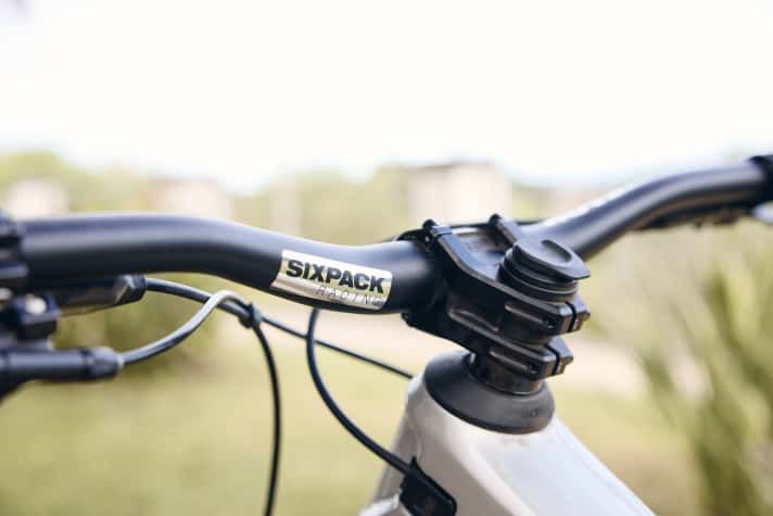 Control centre: A mini-tool from XLC is hidden in the head tube.