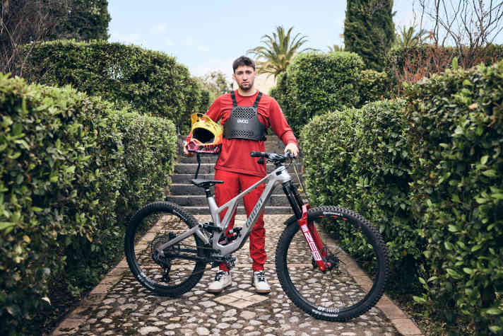 Der Trail-Spieler mit seinem Trail-Spielzeug. Korbi Engstler mit seinem <a href="https://www.bike-magazin.de/fahrraeder/mountainbike/downhill-bikes-freeride-bikes/ghost-poacha-downhill-mtb-freeride-ain-t-dead-180er-freerider-ohne-e-motor-was-kann-das-brandneue-ghost-poacha/" target="_blank" rel="noopener noreferrer">Ghost Poacha</a>.