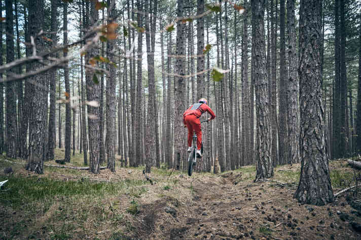 You have to see it first: "Jumps are lurking everywhere on the trail," says Korbi. Even small slopes are suitable for landings. Do you recognise Korbi's landing?